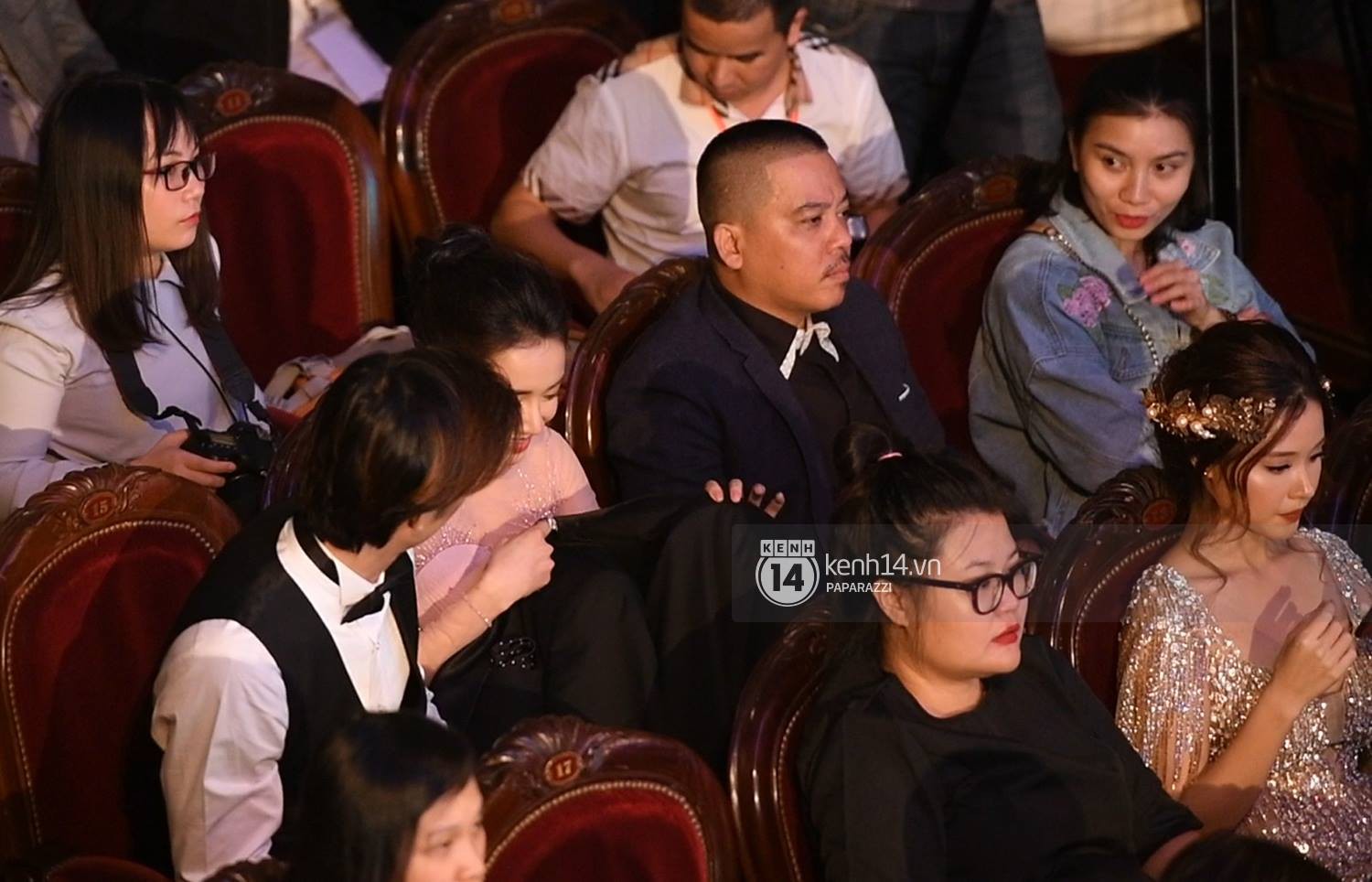 Nhan Phúc Vinh cởi áo khoác cho Nhã Phương khi ngồi cạnh, cùng nhau đi ăn đến gần 2 giờ sáng Nhan Phúc Vinh cởi áo khoác cho Nhã Phương khi ngồi cạnh, cùng nhau đi ăn đến gần 2 giờ sáng